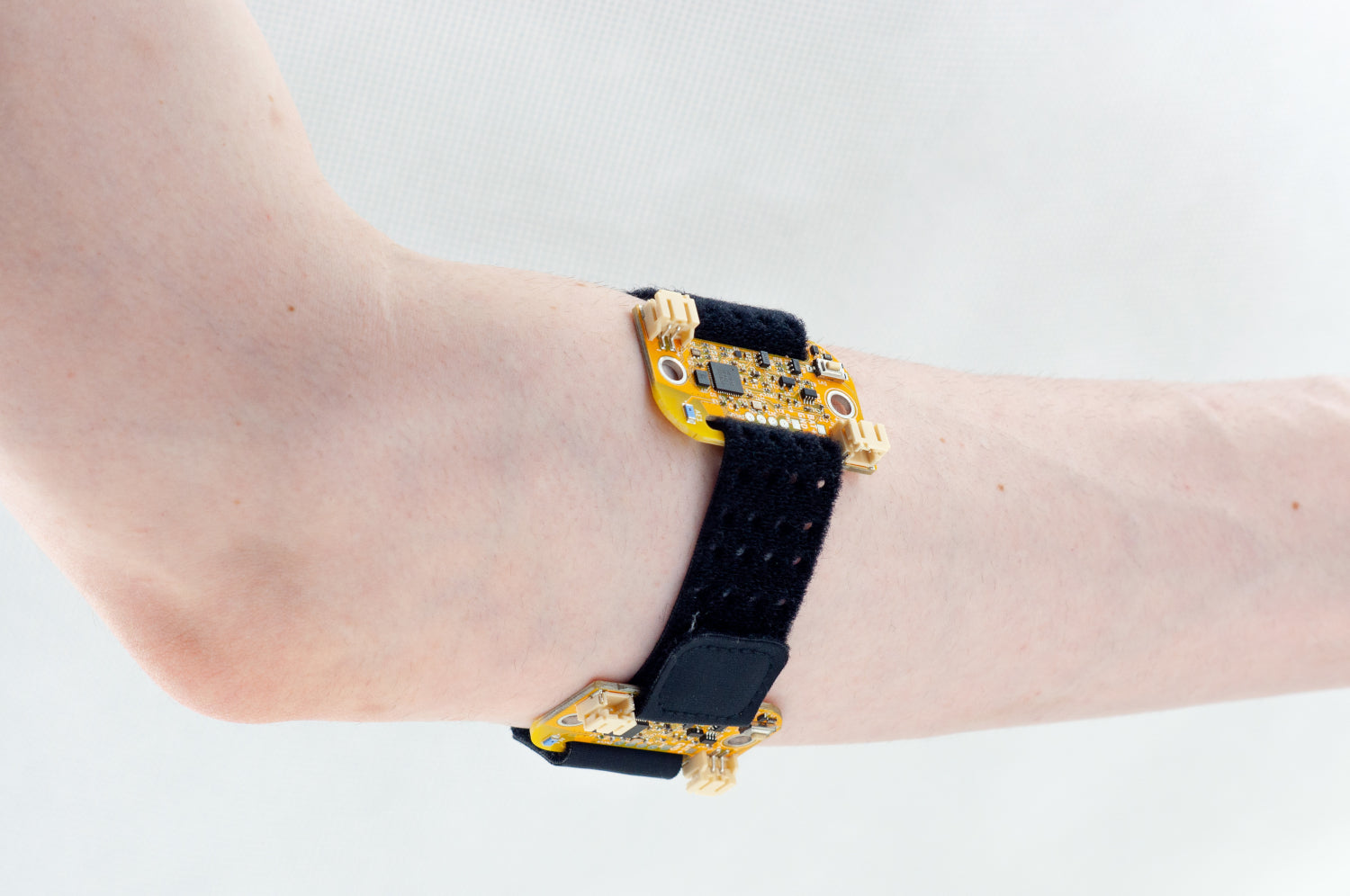 uMyo - wearable EMG sensor for measuring muscle activity, worn on the arm